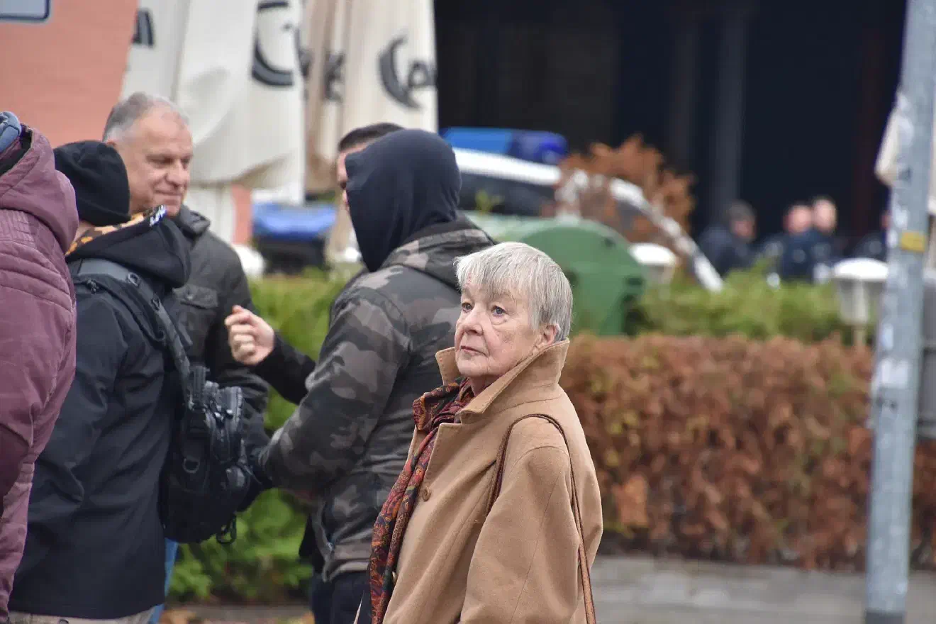 Aus Oldenburg reiste die Kleinkünstlerin Imke Barnstedt an. Die Schauspielerin bewegt sich im neonazistischen Milieu, speziell in Kreisen, die den Holocaust leugnen.
<br/>Daher ist es auch kein Zufall, dass Barnstedt im Block der Partei „die Rechte“ lief, die auf ihrem Transparent Freiheit für die inhaftierte notorische Holocaustleugnerin Ursula Haverbeck-Wetzel forderte.
<br/>Barnstedt nahm bereits im Jahr 2003 an einem Treffen auf der Wartburg teil, bei dem auf Transparenten der Holocaust geleugnet wurde.