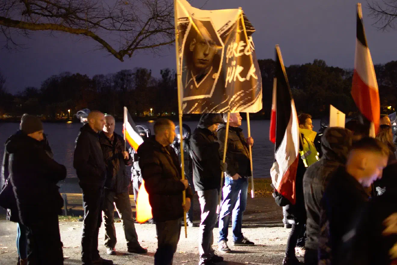 Nach wiederum längerer Wartezeit setzte sich der Demonstrationzug dann im Dunkeln wieder in Bewegung in Richtung Aegidientorplatz, dem Endpunkt der Demonstration. Hier verabschiedete Joost Nolte die Teilnehmer*innen in aller Kürze, bevor diese von der Polizei geschlossen in die nächstgelegene U-Bahnstation geleitet wurden.