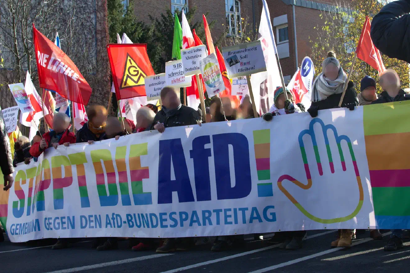 Um 11:00 Uhr startete eine Großdemonstration vom Europaplatz durch die Stadt zum Schlossplatz.