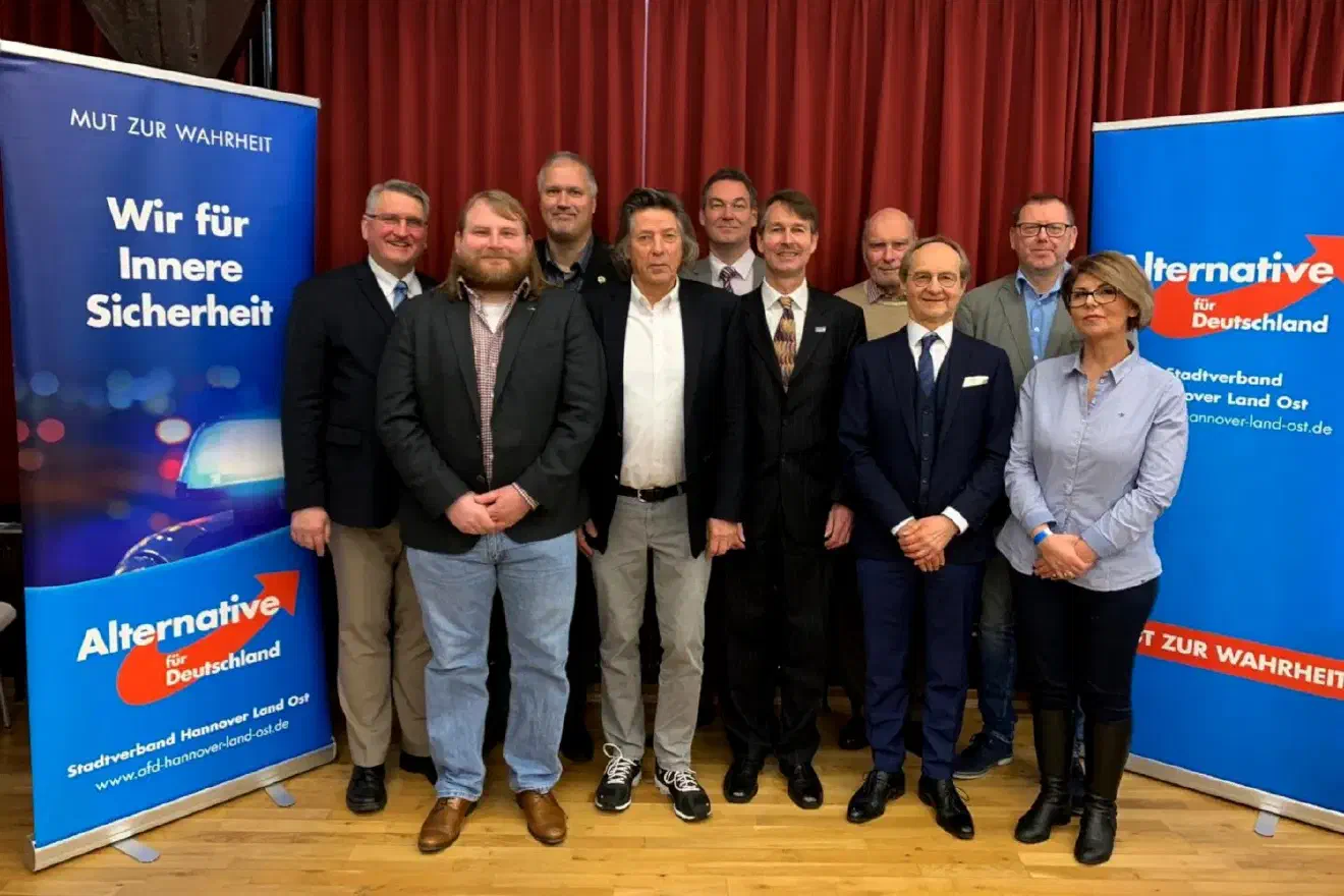 Hintergrund der nun eilig ausgerufenen Absetzbewegungen der AfD-Niedersachsen ist das Bekanntwerden einer antisemitischen Publikation, welche das AfD-Mitglied Eikemeier (hier Bildmitte) zuvor im Selbstverlag publizierte und damit zahlreichem Anzeigen bei den zuständigen Behörden erzeugte. Inzwischen wurde ein Verfahren gegen den langjährigen AfD-Politiker eröffnet.