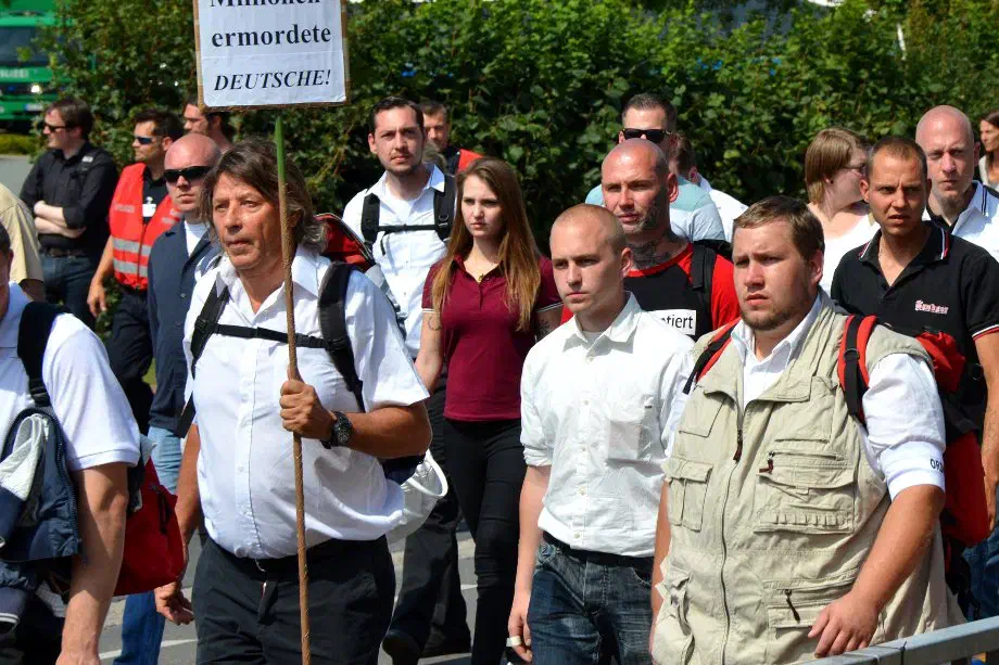 So war Klaus Eikemeier in der Vergangenheit auf einer Vielzahl von einschlägigen Neonaziveranstaltungen, wie hier während eines Neonaziaufmarsches im niedersächsischen Bad Nennorf anzutreffen.