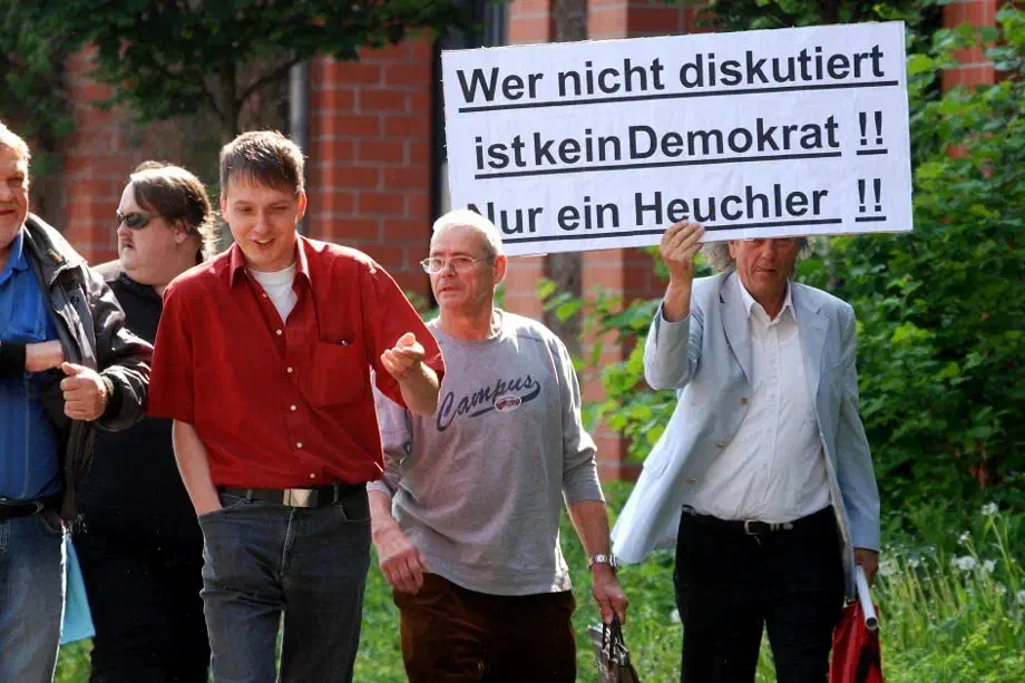 Auch scheint es kein Problem für die AfD-Niedersachsen zu sein, das Eikemeier als Deligierter der NPD Niedersachsen in Erscheinung trat. So waren während des NPD-Deligiertenparteitages 2011 in Northeim nur Parteimitglieder und Deligierte der niedersächsischen NPD-Verbände geladen - Eikemeier war mit dabei.