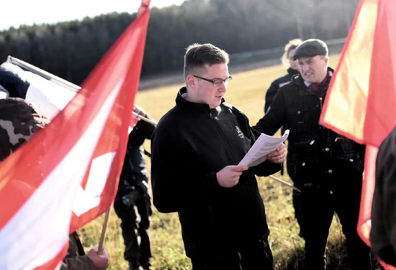 Der Landesvorsitzende der JN-Niedersachsen, Sebastian Weigler beim Verlesen der Auflagen. Als Redner waren Lennart Schwarzbach (NPD/JN Hamburg) sowie Carsten Dicty von der NPD-Goslar vorgesehen. Dicty erhielt allerdings bereits im Vorfeld ein Redeverbot.