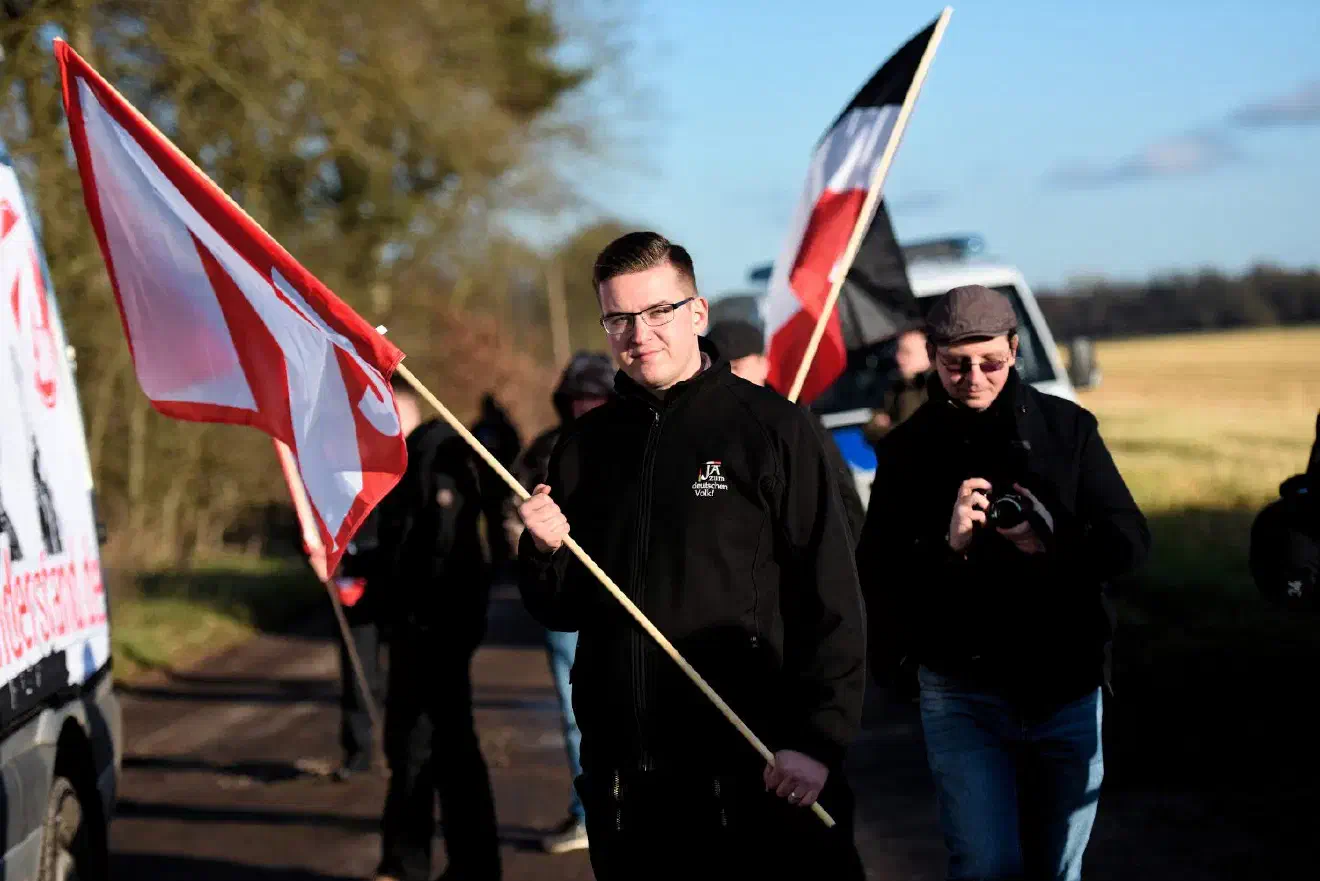 Am Ende mussten die versammelten Neonazis ihre geplante Demonstration absagen und kehrten zum "Hof Nahtz" zurück.