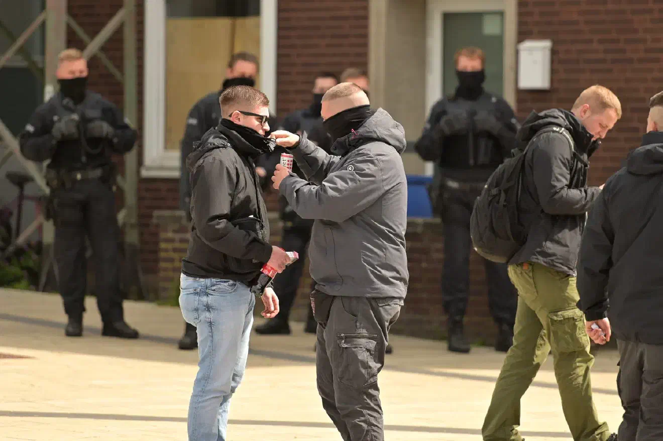 Bis zur entgültigen Entscheidung durch das Bundesverfassungsgericht am heutigen Freitag, sammelten sich anreisende Neonazis auf dem Bahnhofsgelände im niedersächsischen Verden.