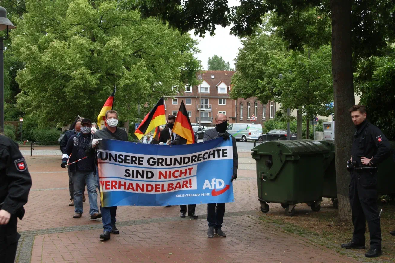 Knut Kimm (links) mit einem weiteren stellvertretenden Kreisvorsitzenden Rudolf Meißner am Fronttransparent. Neben den Beiden waren auch weitere Vorstandmitglieder des Kreisverbandes anwesend.