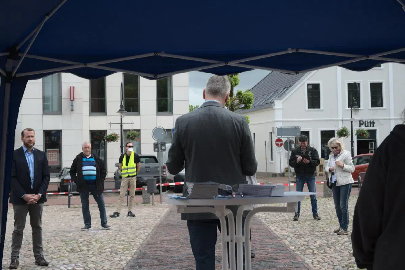 In der Innenstadt von Jever versammelten sich 24 Personen zu einer Standkundgebung am alten Markt.