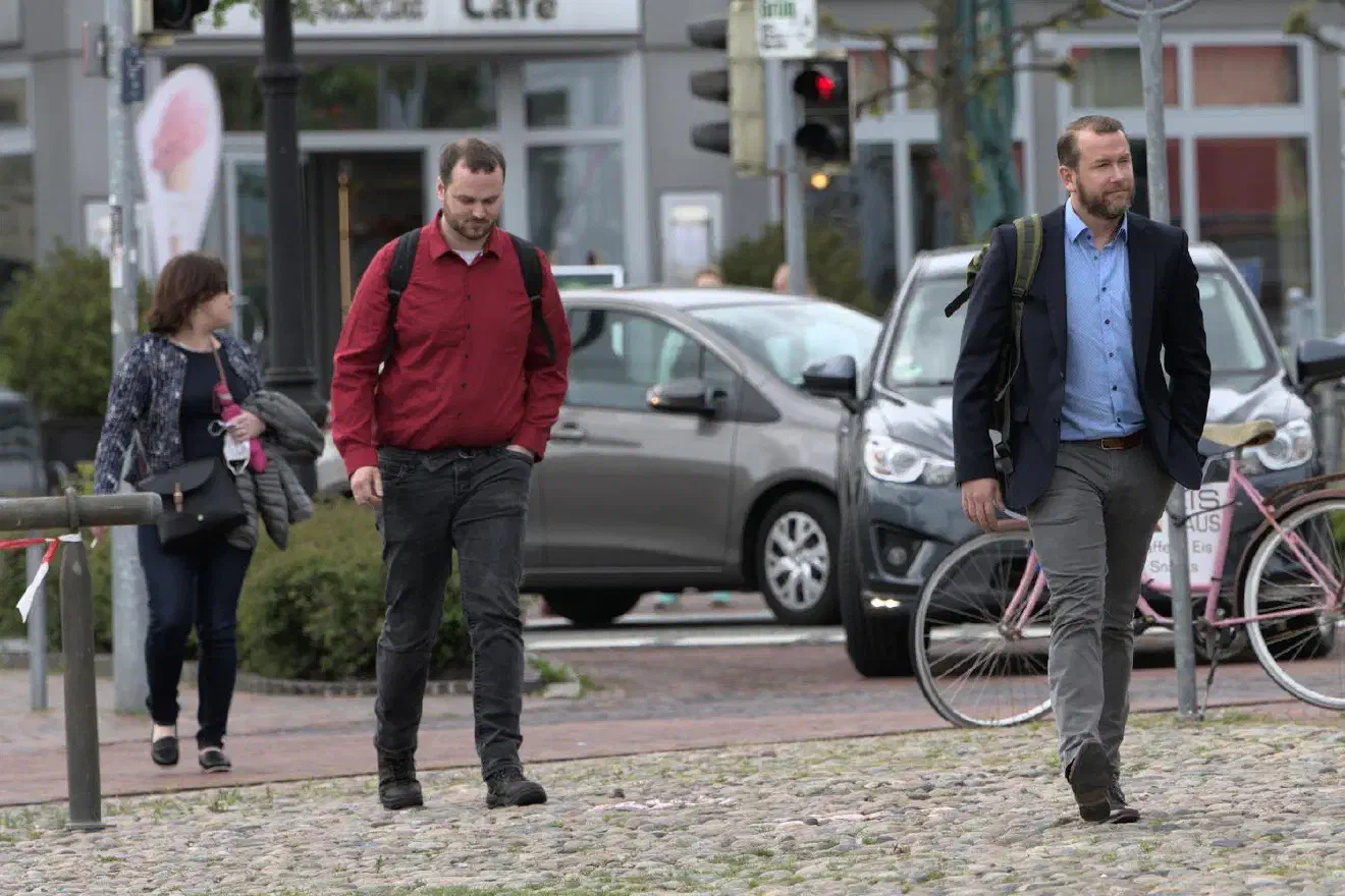 Als einer der Redner der Kundgebung trat der Oldenburger Andreas Paul (rechts) auf. Links im Bild ist die Oldenburger Ratsfrau Lidia Bernhardt.