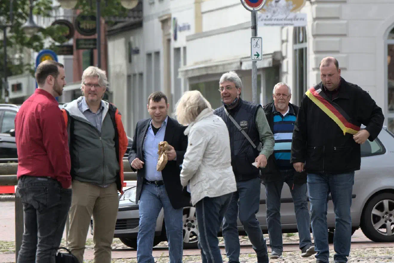 Den Weg nach Jever haben auch der Bremer Alexander Tassis und der Delmenhorster Ratsherr Lothar Mandalka.