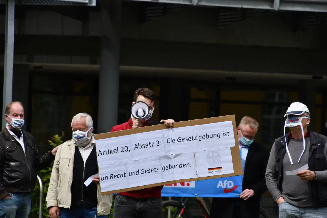 Nach den Redebeiträgen von Florian Meyer und Waldemar Herdt wurden Artikel des Grundgesetzes verlesen. Im Anschluss folgte etwas Leerlauf, weil der letzte Redner auf sich warten ließ.
