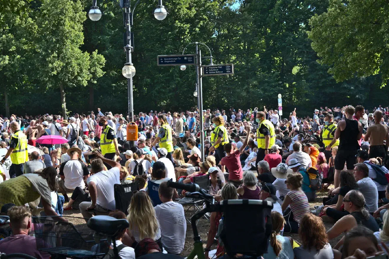 Die Maßnahmen der Polizei gingen allerdings nicht über die Beendigung der Kundgebung und das Zeigen von Präsenz hinaus.