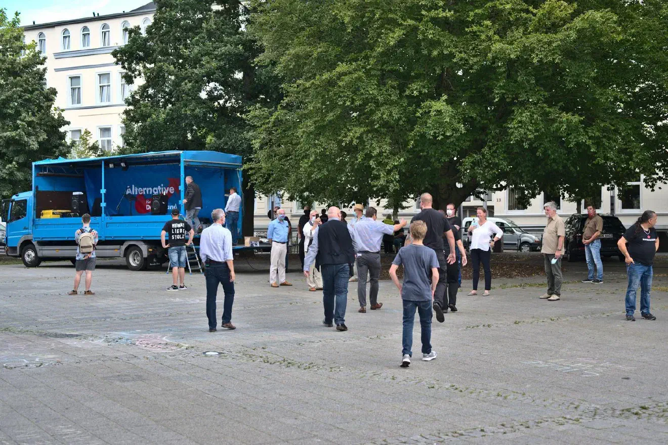 Die Teilnehmer*innenzahl dürfte hinter den Erwartungen zurückgeblieben sein. Trotz hochkarätiger Gäste war die Kundgebung sehr überschaubar besucht. Aus vielen umliegenden Kreisverbänden waren keine Teilnehmer*innen gekommen.