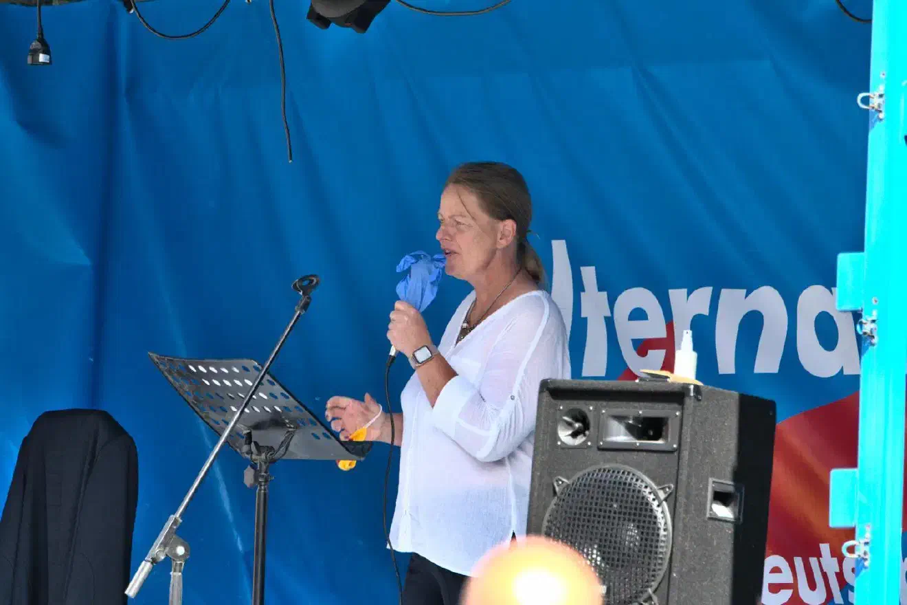 Als weitere Gäste sprachen die AfD-Landesvorsitzende Dana Guth, ...
