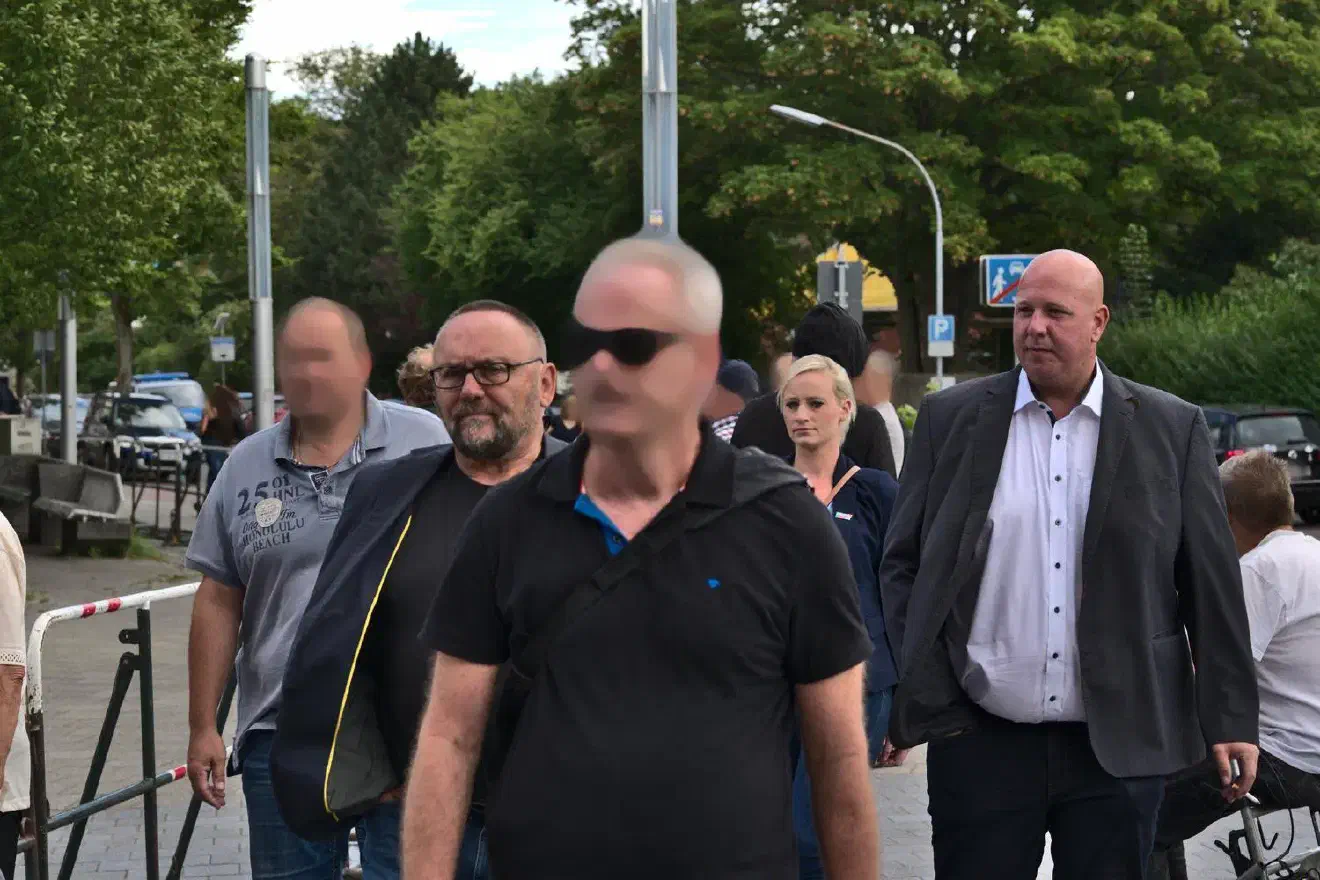 Unter den Zuschauer*innen befand sich außerdem der Bremer Bundestagsabgeordnete Frank Magnitz, welcher mit Polizeischutz zur Veranstaltung erschien.
