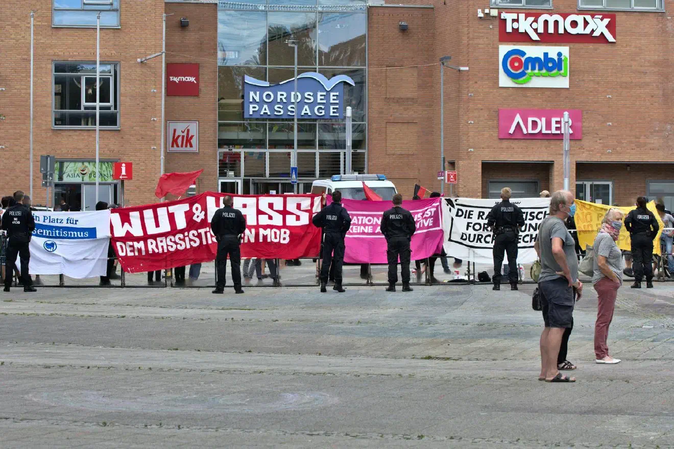 Der Gegenprotest übertönte die gesamte Veranstaltung. Die Reden waren kaum zu verstehen.