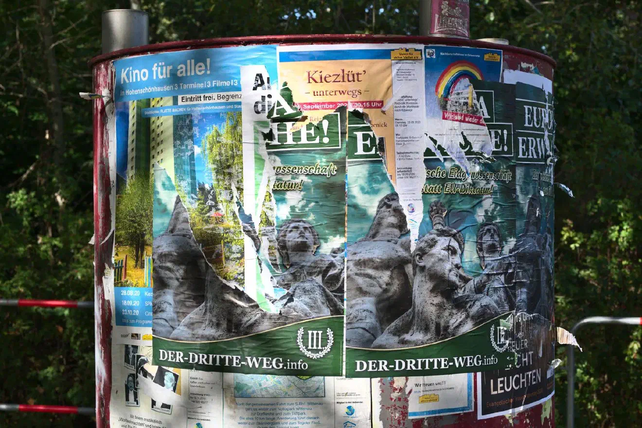 Im Vorfeld wurde in der Umgebung der Marschroute vom III. Weg plakatiert. Allerdings blieben die Plakate nicht lange genug kleben.