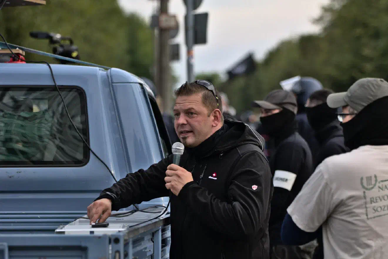 Die Stimmung wurde schlechter. Tony Gentsch drohte damit, dass er die Versammlung auflösen würde, wenn die Demonstration nicht weiter laufen darf.  In dem Fall würde man sich in freien Stücken weiterhin durch Berlin bewegen, um an verschiedensten Stellen in der Stadt weiterhin zu demonstrieren ...