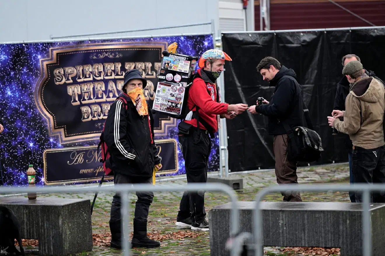 Später veränderten die Querdenker*innen ihre Taktik. Als Spaziergänger*innen getarnte Kleingruppen versuchten im nahegelegenen Bürgerpark Kundgebungen abzuhalten.