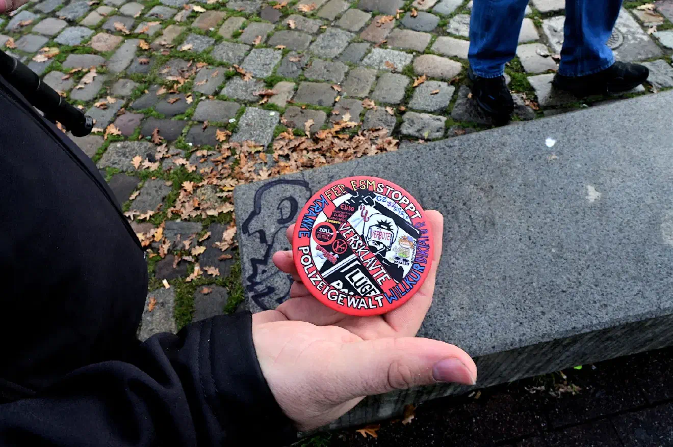 Letztlich scheiterten alle diese Versuche. Zwar konnten mehrere hundert Querdenker*innen den Park gelangen, dort "spazieren" gehen. Sobald sich die Kleingruppen zusammenschlossen griff die Polizei ein, nahm Personalien auf und erteilte Platzverweise.
