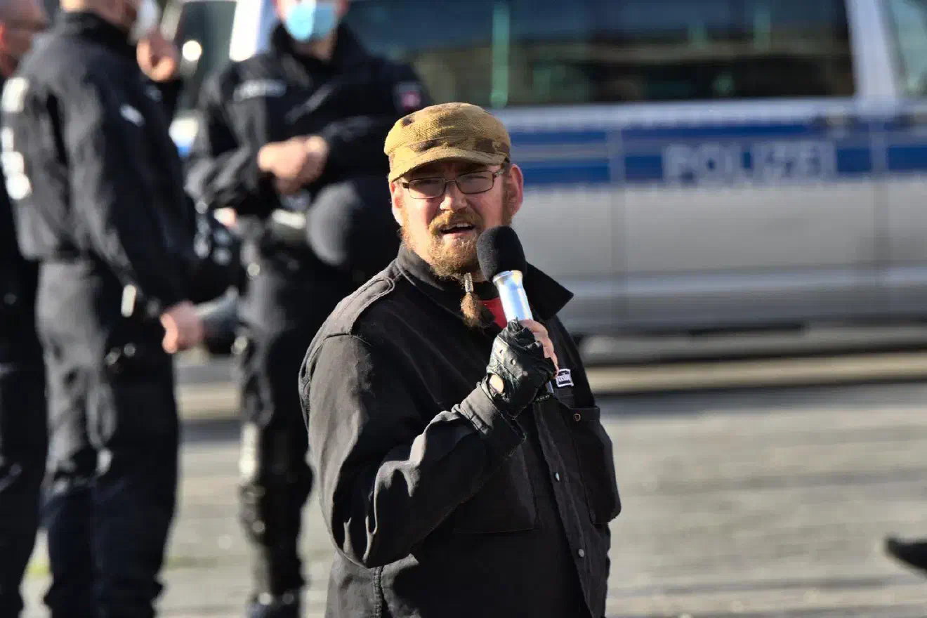 ... ebenso wenig wie von Holger Niemann. Niemann, der seine Rede mit den Worten begann, dass er eigentlich gar nicht hatte reden wollen, endete nach wenigen Sätzen mit einer Ankündigung, die eigentlich über Jahrzehnte hinweg zum Repertoire von Christian Worch gehörte: immer und immer wiederkommen zu wollen.
