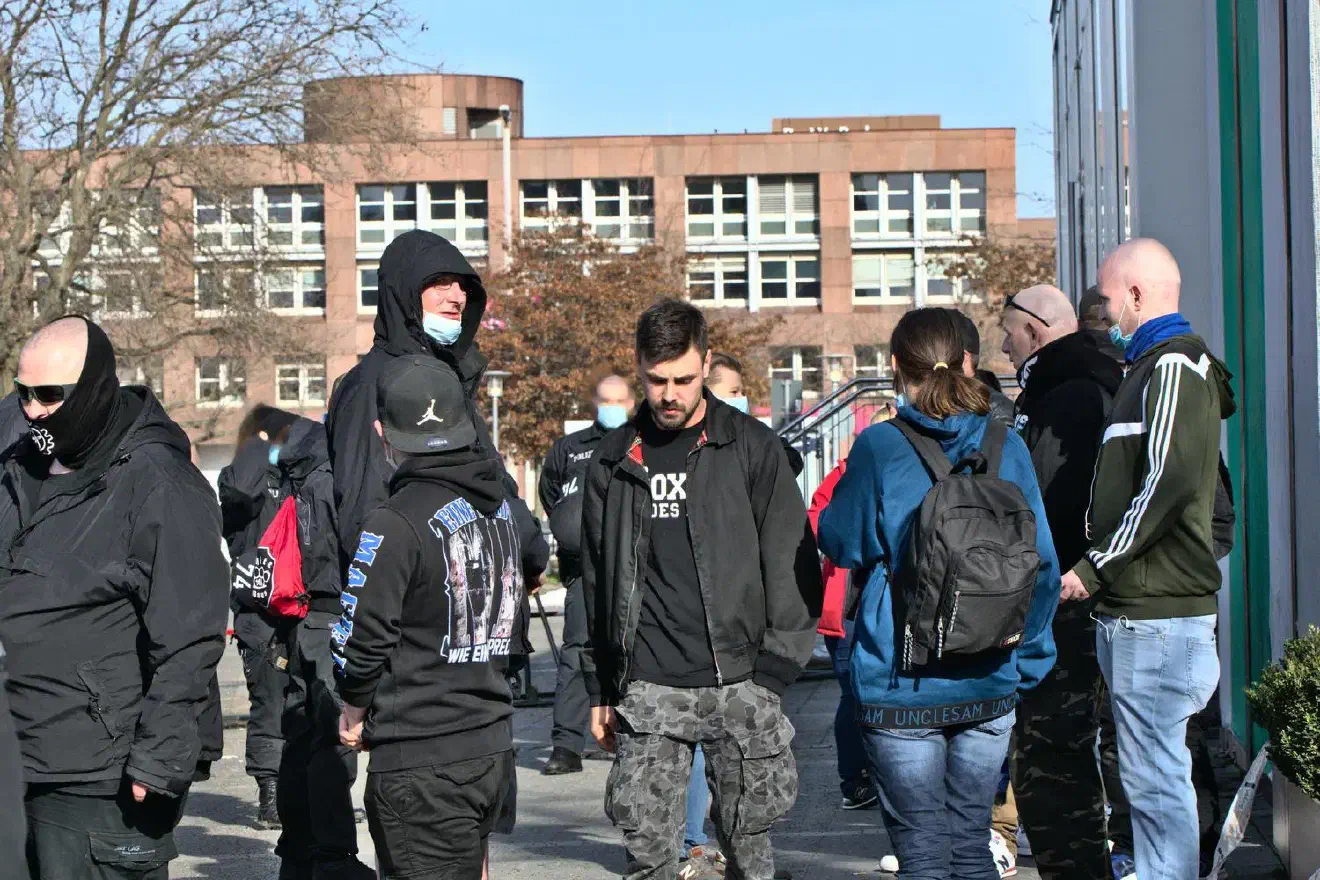 Wie üblich wurden die Auflagen für die Demonstratiom (Abstände, Tragen einer Maske, Rauch-und Alkoholverbot während der Veranstaltung) nicht von allen Teilnehmer*innen eingehalten. So kamen – wie auch schon auf den vergangenen Veranstaltungen von „Die Rechte“ Teilnehmer bereits alkoholisiert an und tranken auch ungehindert während der Demonstration weiter… für die Veranstalter offensichtlich kein Problem. Das Tragen einer Maske stieß ebenfalls nicht bei allen auf Verständnis, es gab immer wieder Anlass zu Diskussionen zwischen Polizei, Ordner und einzelnen Teilnehmern und führte letztendlich bei der Zwischenkundgebung zum Ausschluss einer Person durch die Polizei.