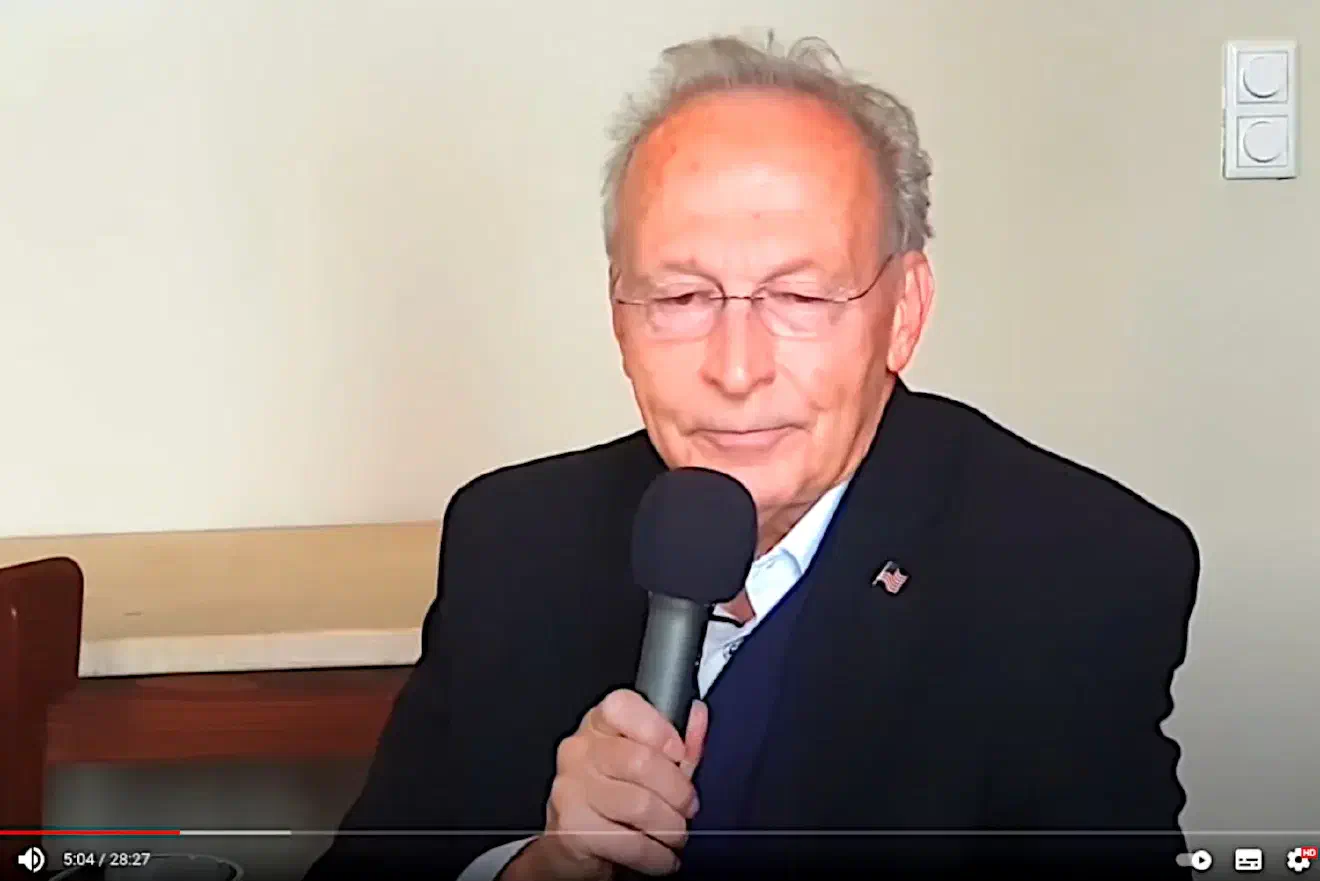 Angekündigt war ein Treffen mit dem US-amerikanischen Professor William Toel. Dieser ist der difussen Masse an Verschwörungsideolog*innen, Reichsbürger*innen und Wutbürger*innen zugerechnen, die sich nicht erst mit der beginnenden Corona-Pandemie neu organisierten. 