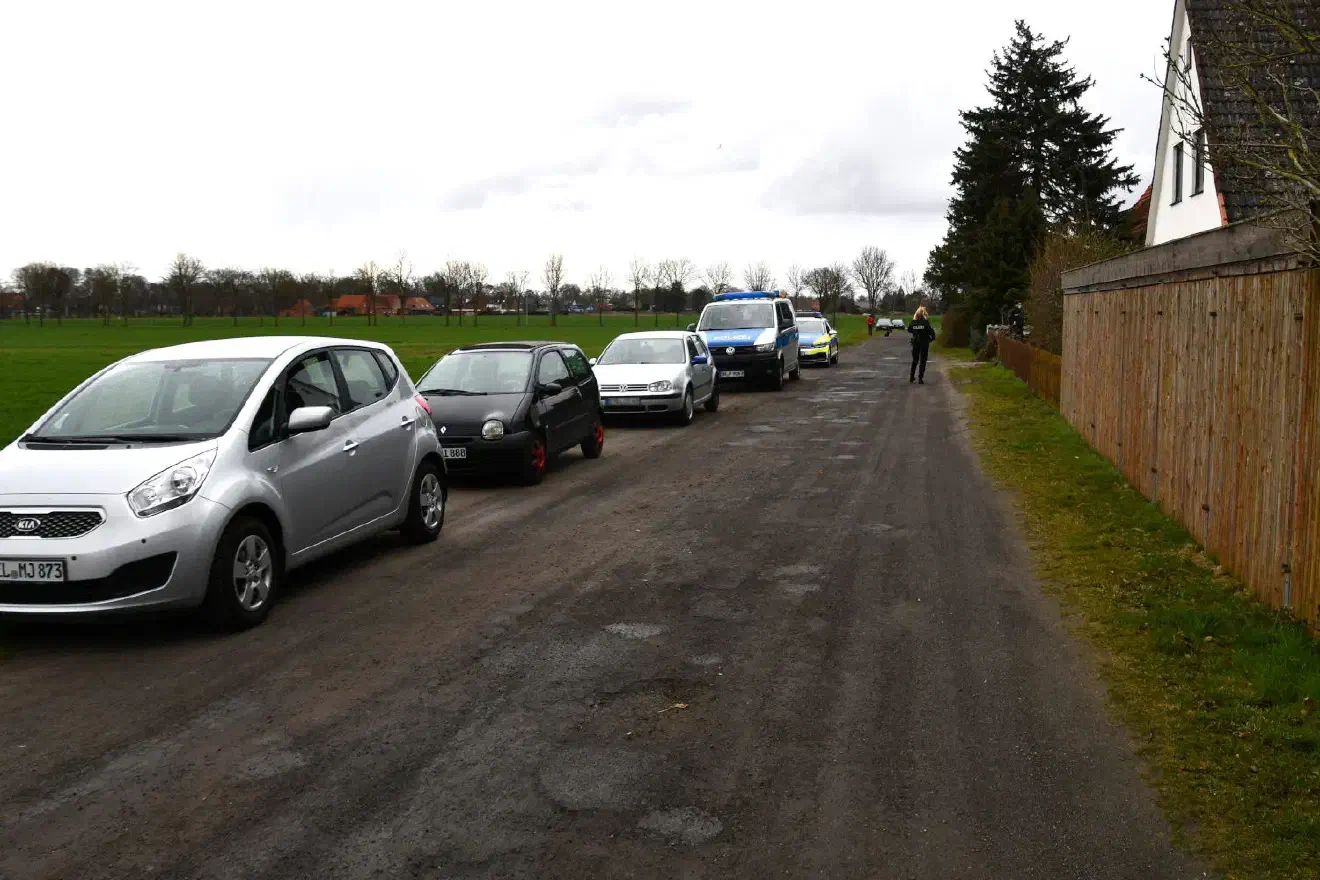 Gegen 11 Uhr Ortszeit erschien dann unangekündigter Besuch: die Polizei trat auf die Bildfläche und löste das Treffen auf.