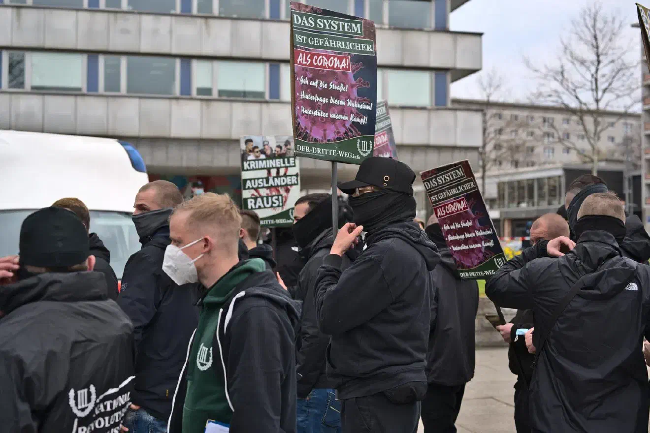 Der Teilnehmer in der Mitte rechts trägt keine normale Schirmmütze, sondern eine spezielle Anstoßkappe, die vor Gewalteinwirkung schützt.