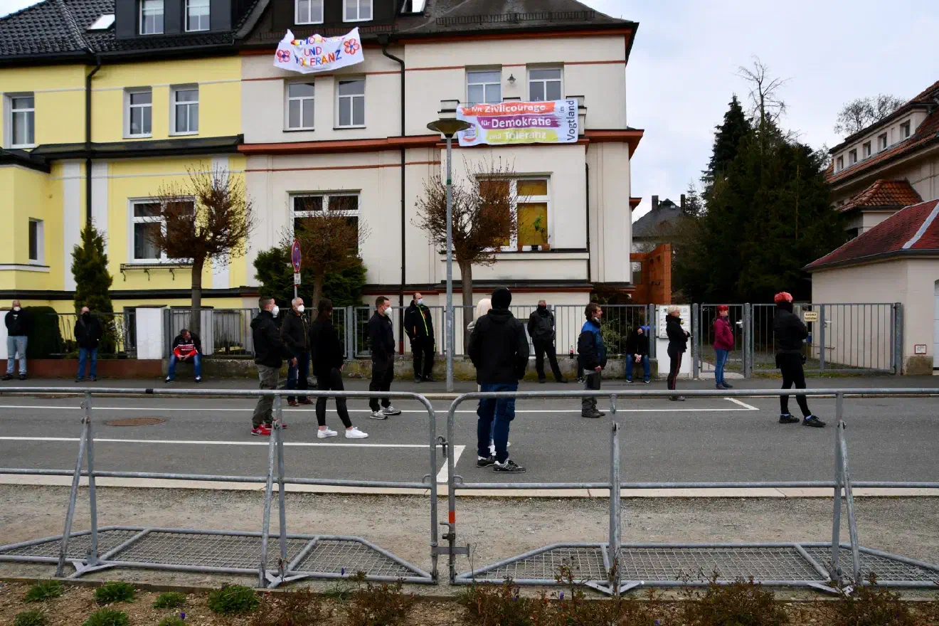 Stattdessen wurde eine Kundgebung in Plauen vor der örtlichen Parteizentrale angemeldet. Diese wurde allerdings auf Teilnehmer*innen aus dem Vogtlandkreis beschränkt.