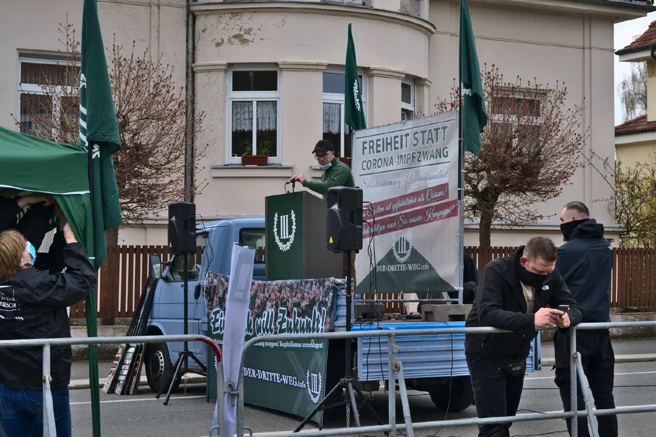 Gentsch ist seit 2019 Mitglied des Stadtrates in Plauen und nimmt innerhalb der Partei III. Weg eine Führungsposition ein.