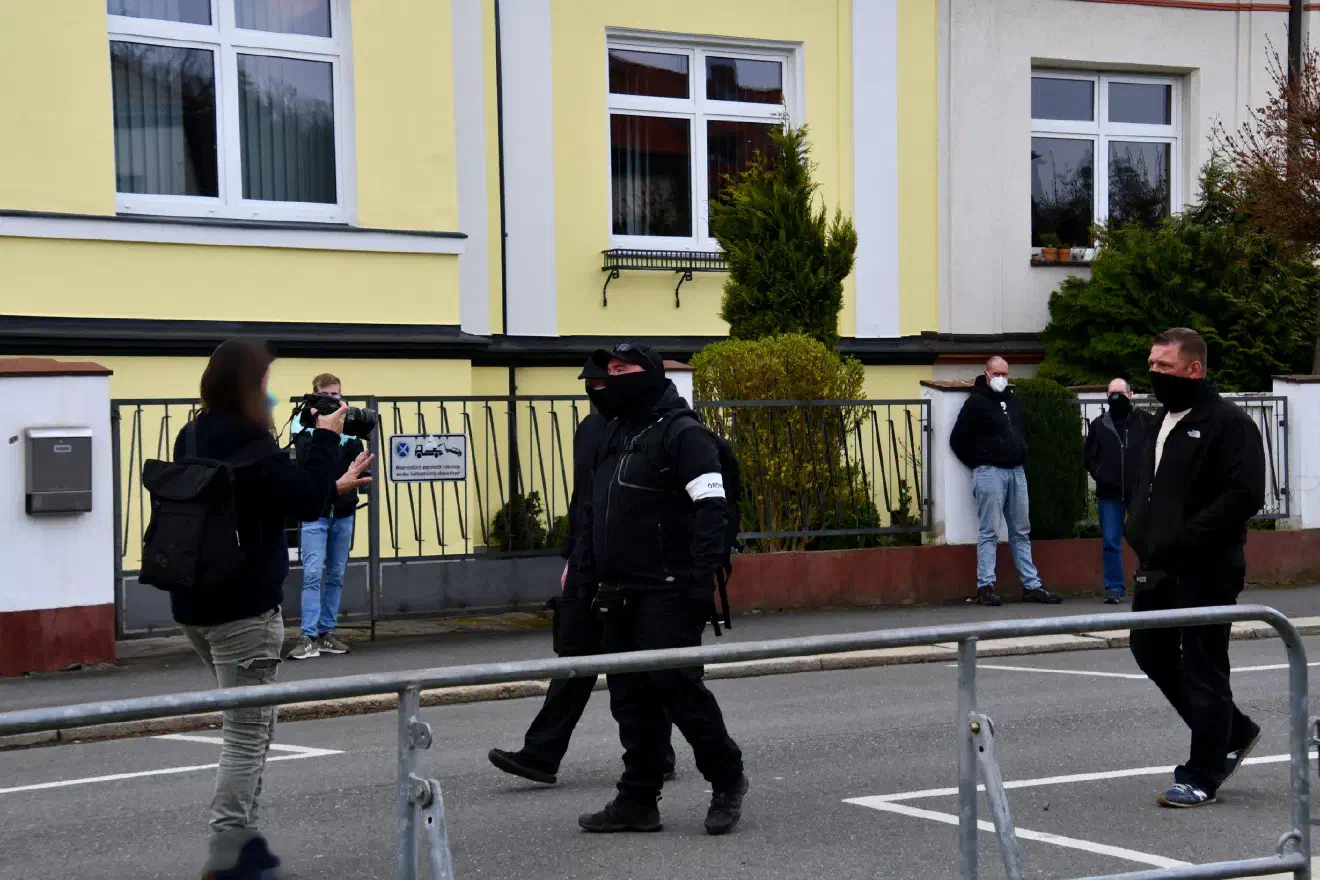Während der Veranstaltung kam es immer wieder zu Behinderungen von Journalist*innen und Versuchen, diese von der Versammlung auszuschließen.