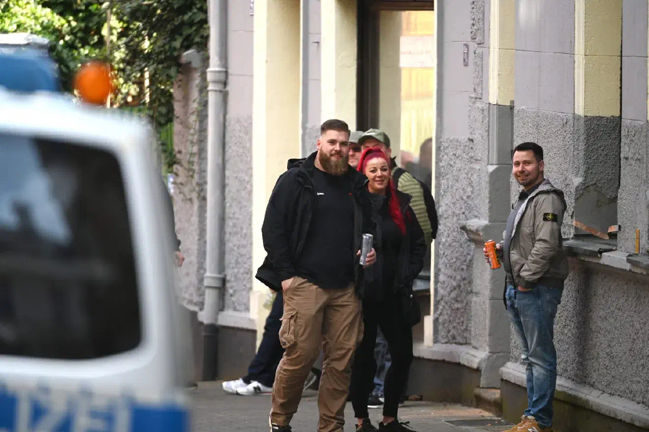 Die Organisationsstrukturen der neonazistischen Splitterpartei "Die Rechte" (DR) sowie der NPD mobilisierten zu gemeinsamen Veranstaltungen in Dortmund, Essen sowie Düsseldorf.