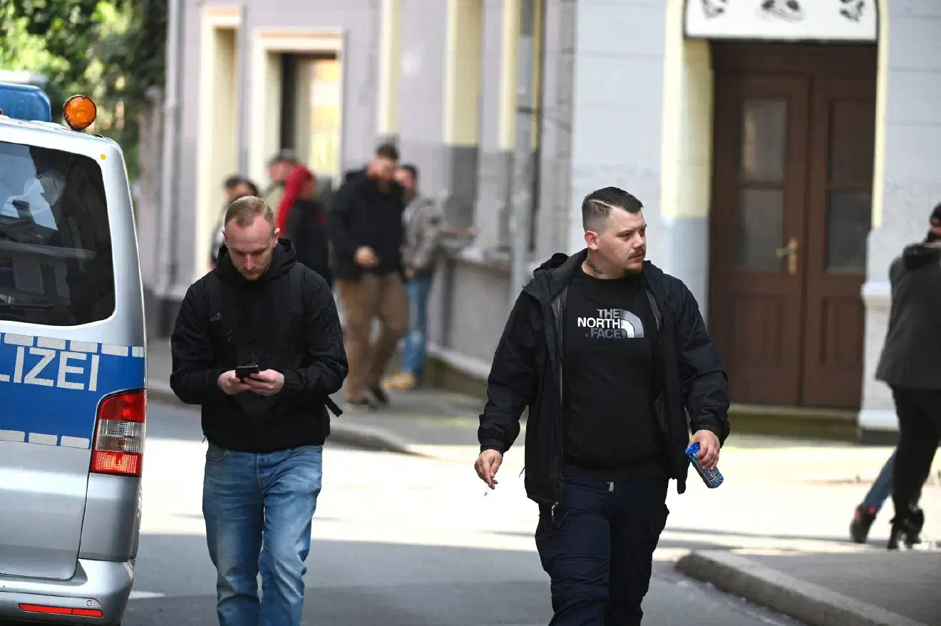 Der erste dieser Aufmärsche fand in Dortmund-Dorstfeld statt. Ab 10Uhr sammelten sich anreisende Teilnehmer:innen in der Thusneldastraße, wo die DR-Parteiorganisation Büroräume unterhält sowie mehrere Neonazis über Wohnraum verfügen.