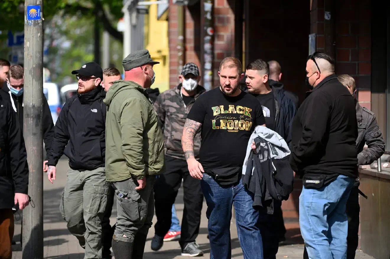 Als Versammlungsleiter in Dortmund-Dorstfeld trat der, jüngst zum Landesvorsitzenden der Partei "Die Rechte" in Nordrhein-Westfalen gewählte Alexander Deptolla (Bildmitte) in Erscheinung.