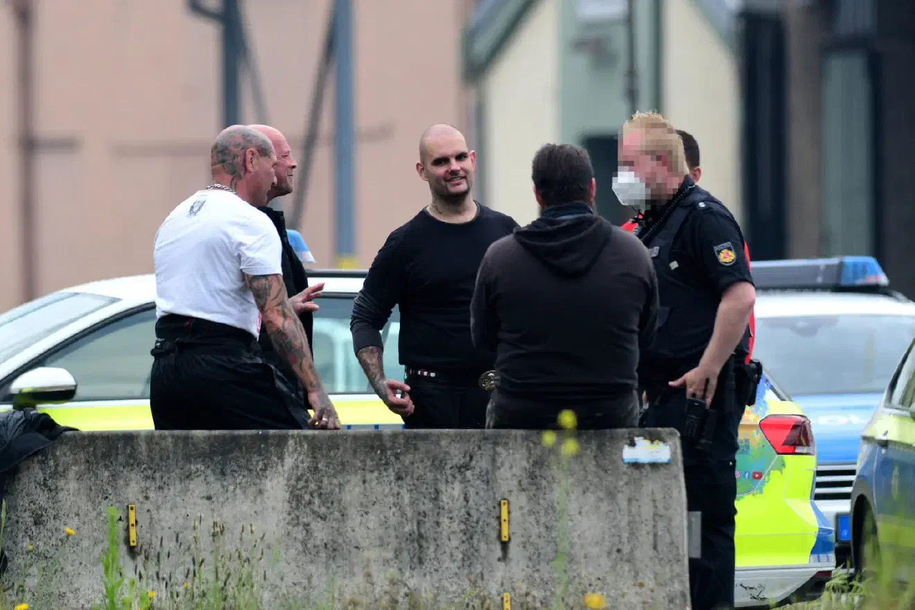 Neben Neonazis fanden sich dort auch etliche Personen aus dem Spektrum sogenannter "Outlaw-Motorcycle-Clubs" zusammen.