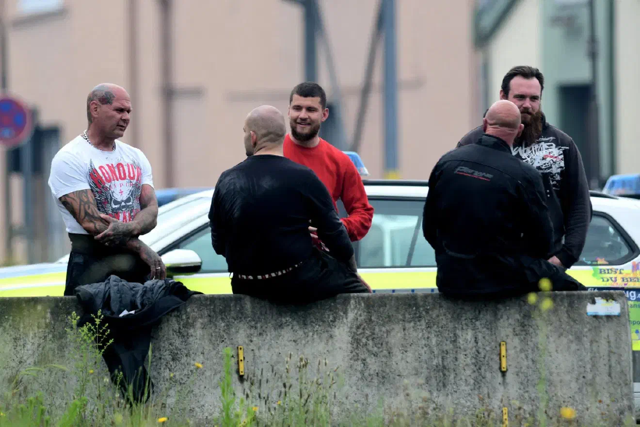 Gegenüber den eintreffenden Polizisten gaben diese an, Aufnahmen für ein Modelabel durchführen zu wollen. Die Protagonisten des "Mob-Fotos" verließen nach Polizeiangaben dann aber fluchtartig die Örtlichkeit.