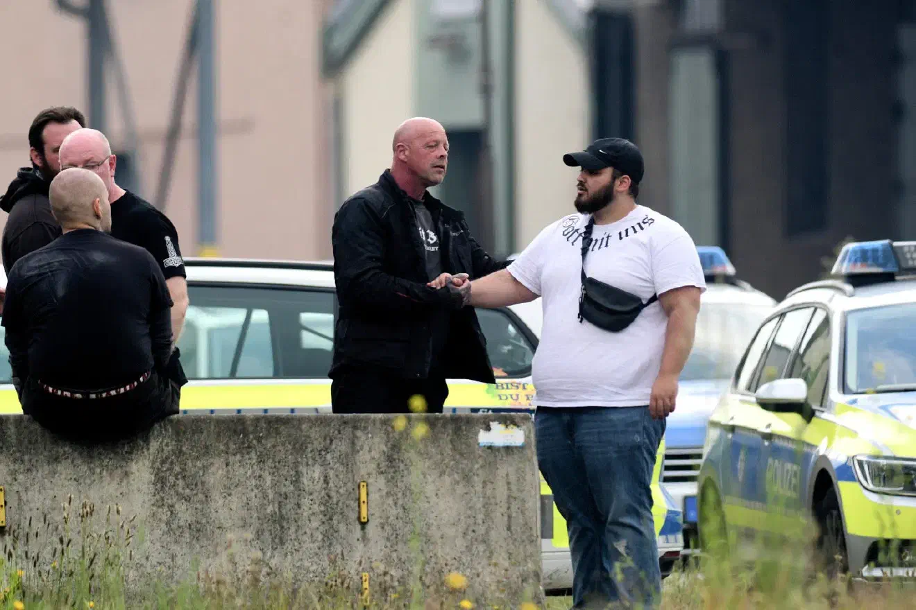 Über die eigentlichen Hintergründe des Treffens lagen der Polizei keine weiteren Erkenntnisse vor - die Ermittlungen würden dazu laufen.
