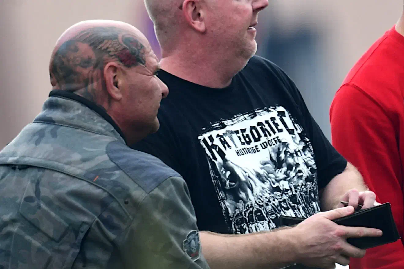 Bei einem Teil der dort versammelten bestand auch ein weiterer Hintergrund: in den vergangenen Wochen hatten organisierte Neonazis für das Wochenende zu erhöhter "Alarmbereitschaft" aufgerufen. Man sollte "sich bereithalten" so die Botschaft in verschiedenen Messengergruppen. So seien für dieses Wochenende, Angriffe auf Immobilien der Neonaziszene geplant - dies habe die Szene angeblich einer Gefährdeansprache der Behörden entnommen.
