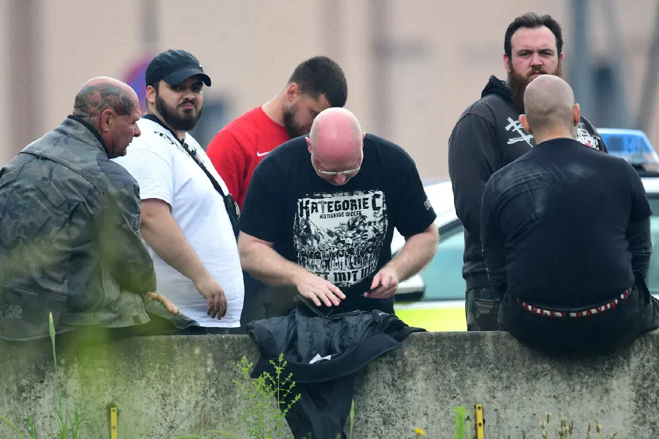 Ankündigungen wie diese dienen vor allem der Mobilisierung des eigenen, gewaltbereiten Klientels - und darüber hinaus, wie die Anwesenheit von Personen mit Hells Angels Insignien zeigt. Es ist nicht auszuschließen, dass in diesem Zusammenhang konkrete Aktionen in Bremen geplant waren. Darauf deuten insbesondere die gefundenen und sichergestellten Waffen hin.