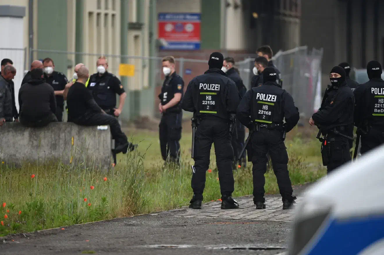 Wie die Polizei in einer Pressemitteilung mitteilte, wurden vier Motorräder an denen ohne Genehmigung manipuliert wurde, stillgelegt und schließlich abgeschleppt. 