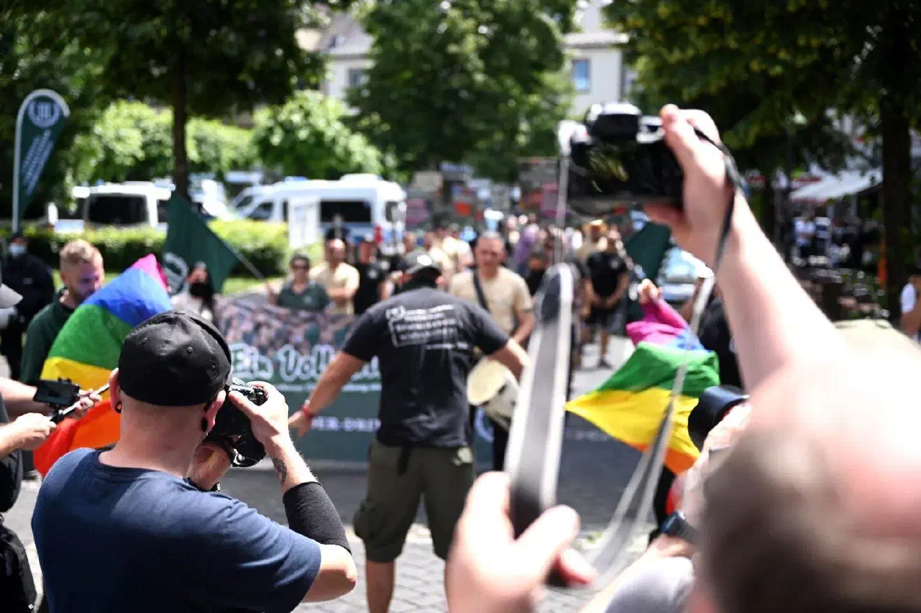 Zerrissen wurde die Flagge vom Berliner Neonazi Oliver Oeltze.