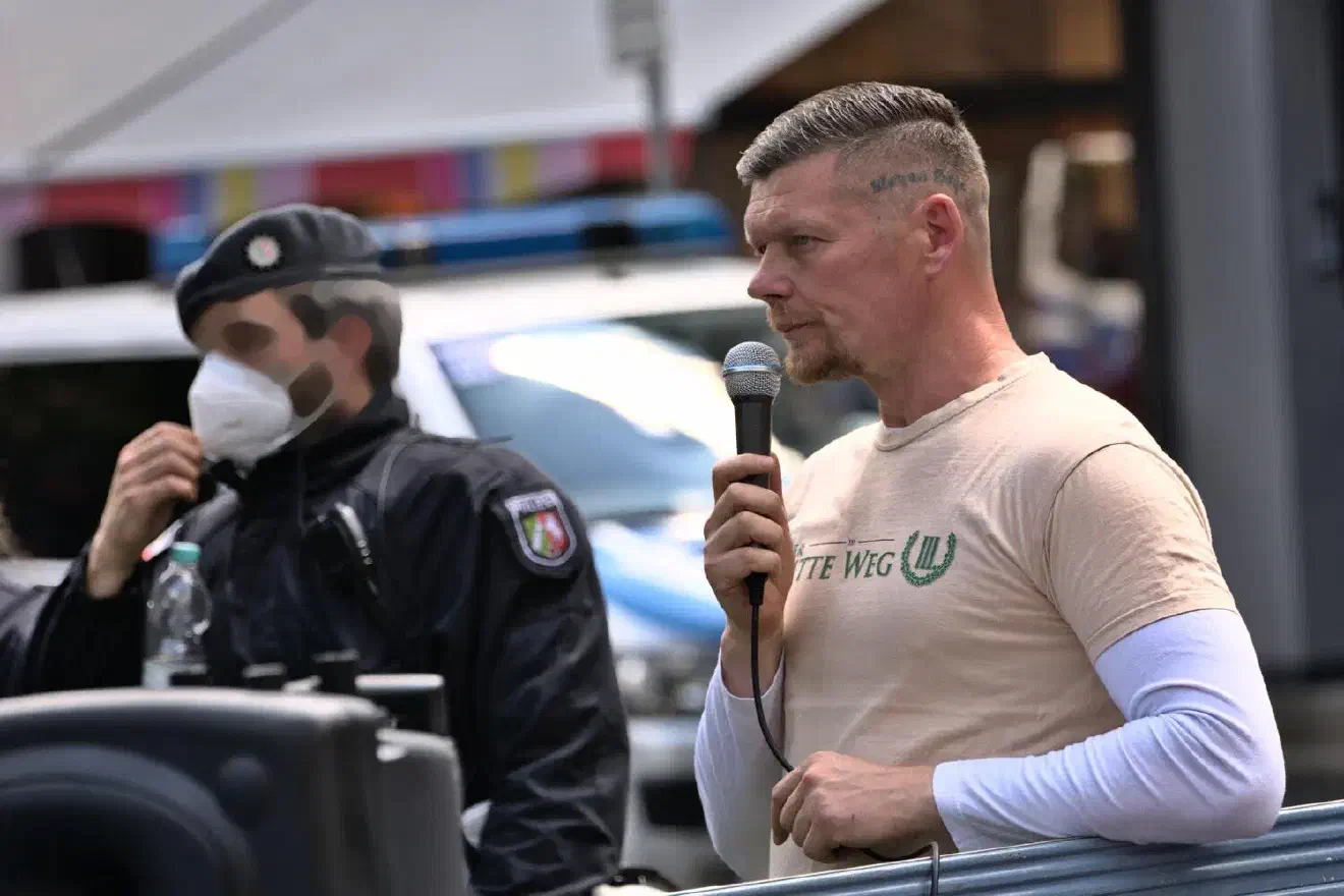Fischer trägt ein Tattoo der Gruppe »Aryan Hope«, welche sich als weltweites »Netzwerk von Kampfgemeinschaften« versteht.