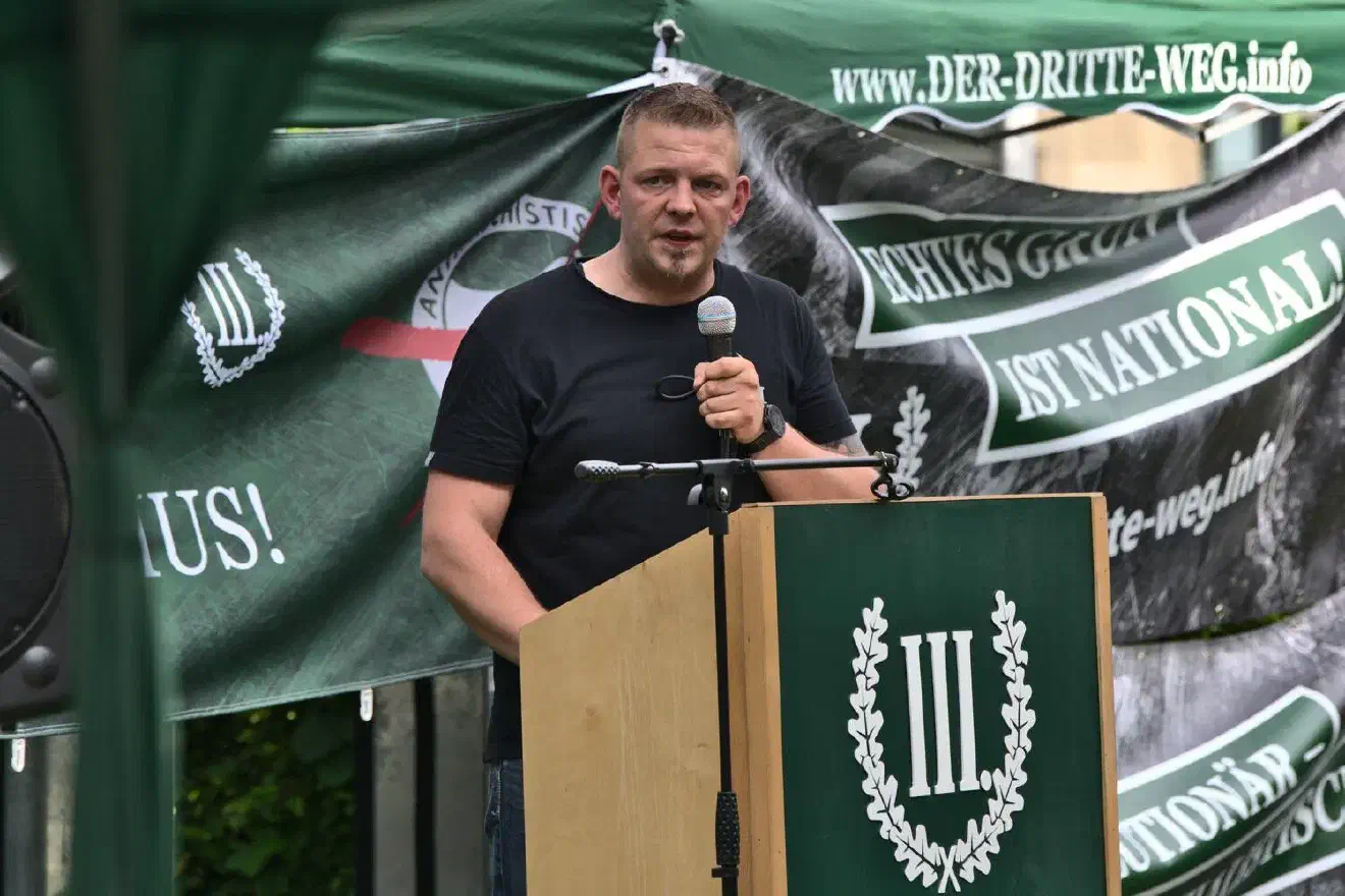 Tony Gentsch, Stadtrat aus Plauen, hielt eine Rede, in der er über das Parteibüro P130 berichtete.