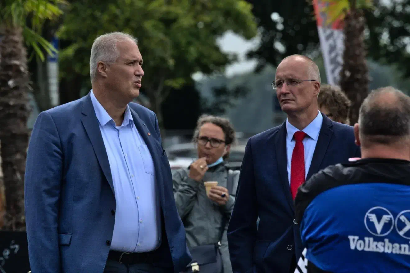 ... damit einher gehen starke Beschränkungen  der Redezeiten im Parlament sowie verminderte finanzielle Möglichkeiten, die dazu führten, dass die Aktivitäten der AfD im niedersächsischen Landtag kaum noch Außenwirkung zeigen. Henze und Lilienthal zählten aber bereits seit Beginn der Legislaturperiode zu den unauffälligen und schweigsamen Hinterbänklern. Als Letzter sprach der AfD – Bundestagsabgeordnete Jörn König (rechts) vom AfD – Stadtverband Hannover, der als Direktkandidat in Hannover sowie über die Landesliste ebenfalls zur Wiederwahl steht.