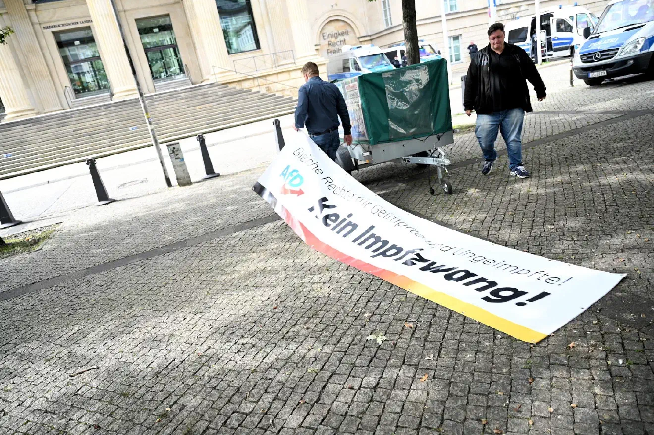 Statt der erwarteten 200 Teilnehmer*innen kamen allerdings nur etwa die Hälfte, die den Kundgebungsplatz dadurch  nur mäßig füllten und es den Zuschauer*innen leicht machten, die geforderte Abstandsregelung einzuhalten. Dass diese geringe Zahl bei den Veranstalter*innen für Enttäuschung sorgte, klang in einigen der Redebeiträge deutlich durch. 