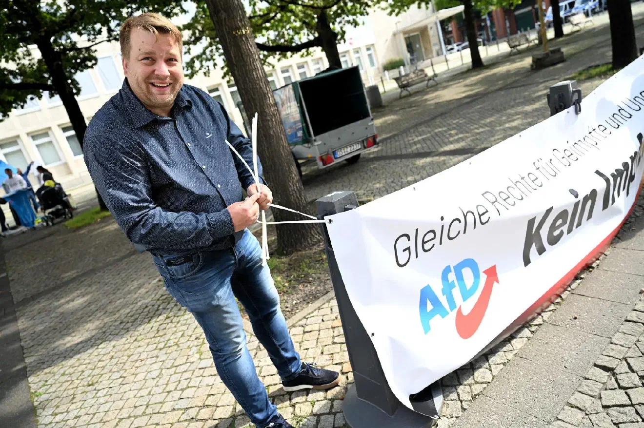 Erwartungsgemäß setzte sich die Zuhörer*innenschaft hauptsächlich aus Anhänger*innen des aktuellen Landesvorstandes zusammen. Von den Kandidaten der AfD-Landesliste zur Bundestagswahl war lediglich Dietmar Friedhoff gekommen, der bekanntlich keine Gelegenheit auslässt sich in Szene zu setzen.
