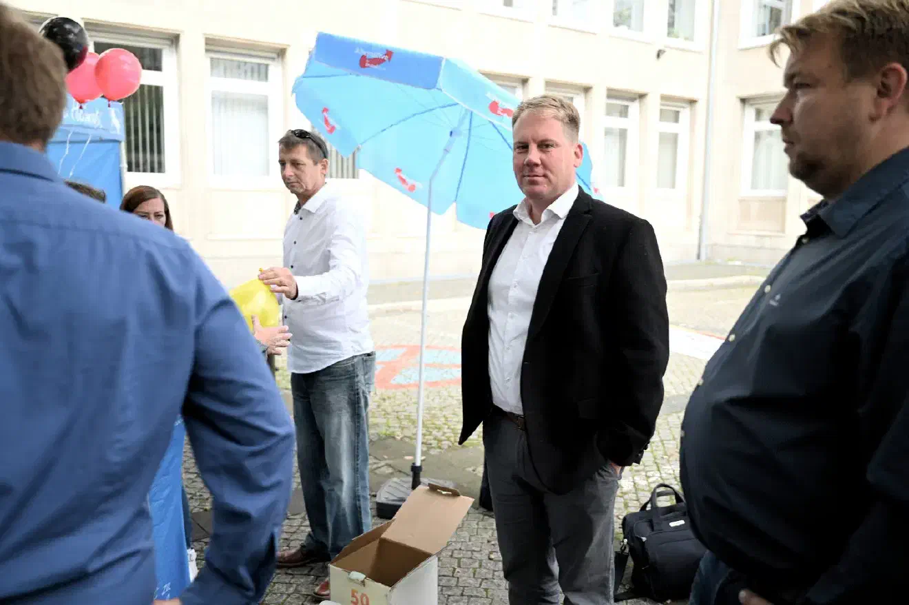 Zwar hatten AfDler*innen aus Cuxhaven im Norden und Northeim im Süden die längere Anreise nicht gescheut, doch war die überwiegende Zahl der Kreisverbände nicht vertreten.