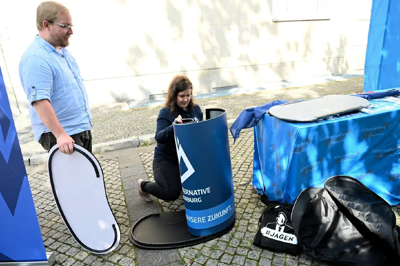 Erstmalig war auch die erneut gegründete "Junge Alternative" (JA) aus Niedersachsen mit einem Infotisch vertreten. Die "Junge AfD", eine schon länger bestehende Gruppierung, die hauptsächlich in und um Hannover aktiv ist, und als Parallelstruktur zu JA  zu sehen ist, war dagegen  nicht sichtbar vertreten. 