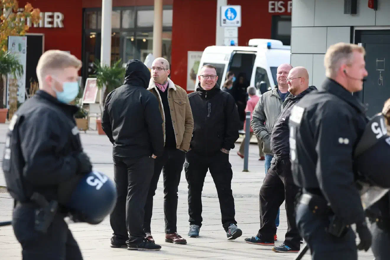 Den Hintergrund der Kundgebung bildete eine zeitgleich stattfindende Demonstration unter dem Motto "Hildesheim bleibt Nazifrei", welche sich explizit auch gegen die neonazistische Splitterpartei "Die Rechte" (DR) richtete.