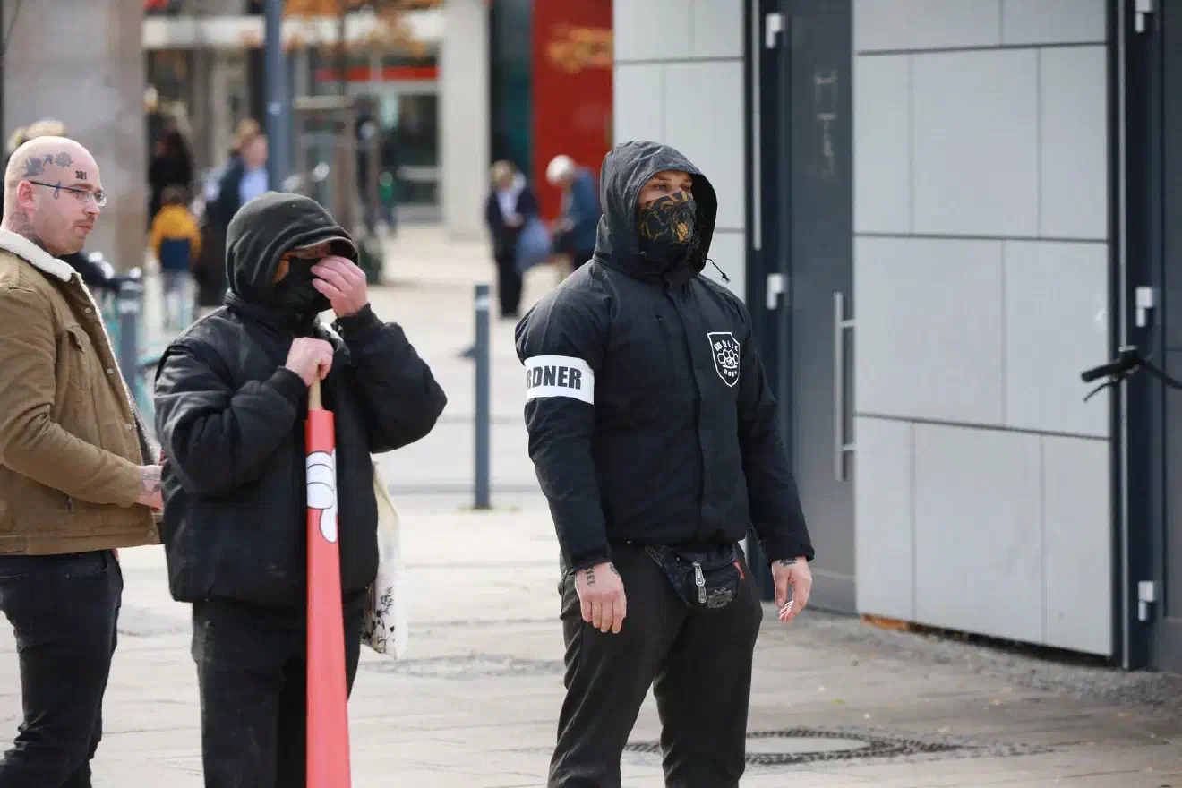Als Ordner agierten bekannte Neonaziaktivisten wie zum Beispiel Pierre Bauer. Dieser trat zuletzt als Bürgermeister*innenkandidat in Braunschweig in Erscheinung.